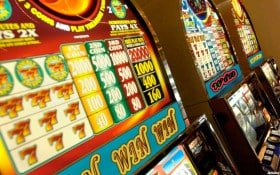 Tampilan mesin slot digital penuh warna dan animasi menarik di layar perangkat mobile